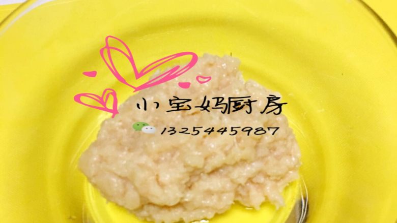 鸡肉卷,加入宝宝盐搅拌均匀
