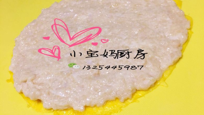鸡肉卷,把鸡肉泥平铺在摊好的鸡蛋饼上