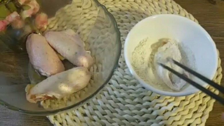 香炸鸡翅,1 裹上面粉 2裹上蛋液 3是香辣炸粉或面包糠