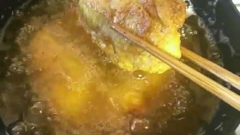 香炸鸡翅,油8成热下锅 换中火炸透 炸至金黄即可