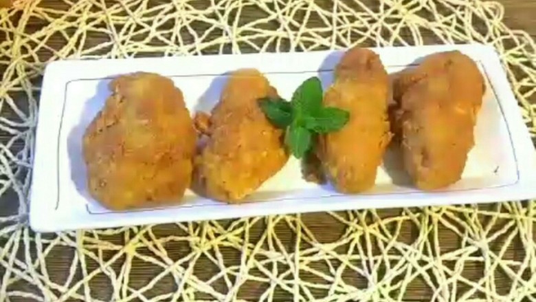 香炸鸡翅,最好用吸油纸吸下油  或者沥干油 比肯德基好吃哦