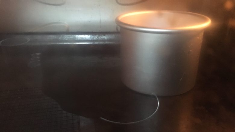 戚风版蜂窝煤,烤箱预热150度,烤约35分钟