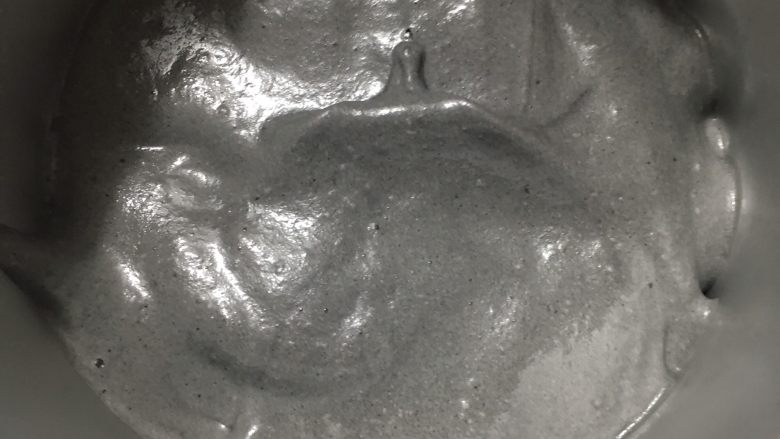戚风版蜂窝煤,倒入4寸的加高模具里,约六分满