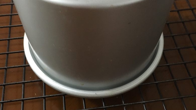 戚风版蜂窝煤,出炉后震一下模具,倒扣冷却