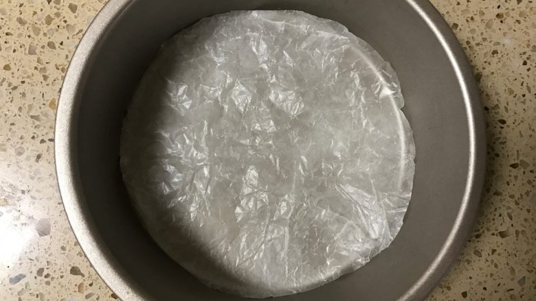 半熟芝士(6寸圆模),模具内铺上一层和模具一样大小的油纸方便之后脱模。
