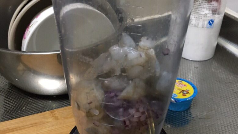 宝宝辅食-奶酪虾丸,洋葱、冷冻后的虾肉一起放到料理机,打成虾泥