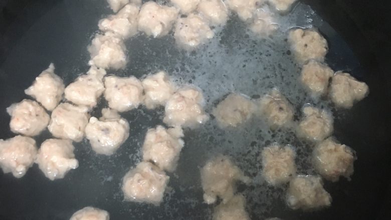 宝宝辅食-奶酪虾丸,开锅后 中小火,用勺子弄成丸子。