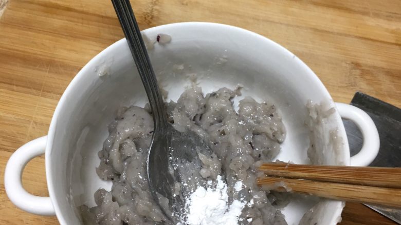 宝宝辅食-奶酪虾丸,虾泥倒入碗中,加入淀粉,我用的是玉米淀粉。