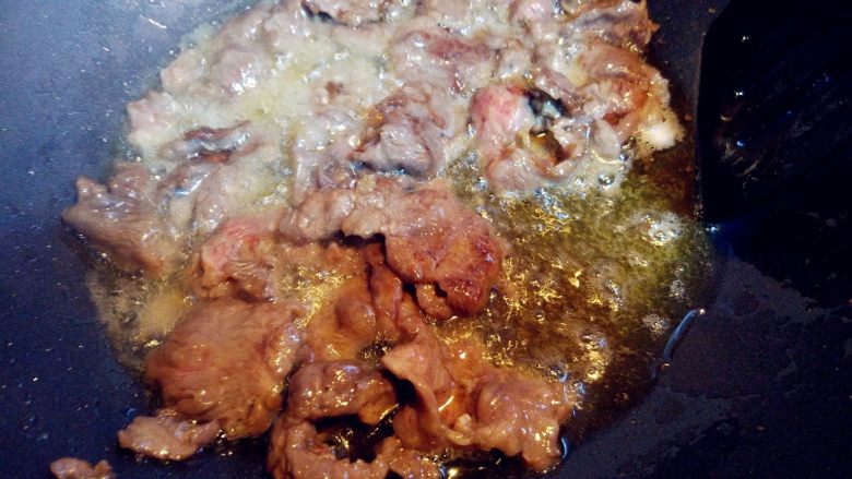 麻辣水煮牛肉,腌制好的牛肉滑一下热油,捞出备用。这样能缩短煮的时间,肉片更嫩一些。