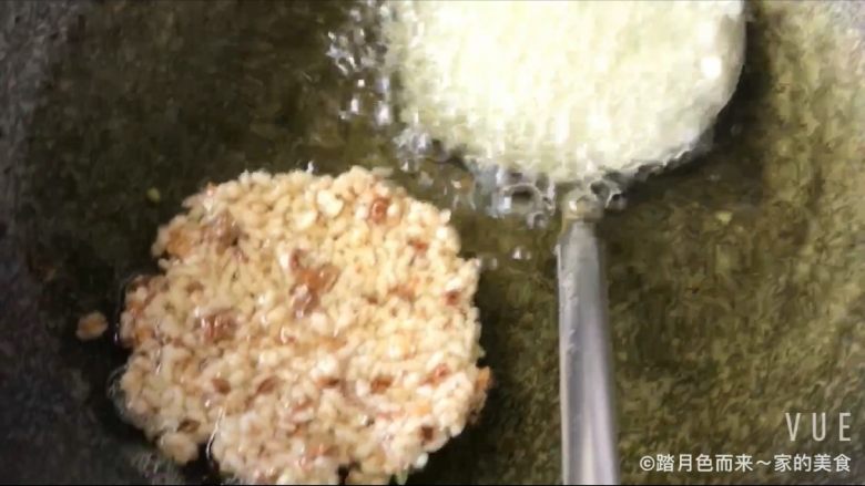 双色锅巴,锅中倒入适量的食用油、一定要多一些油哟、漫过食材、油热到6成热的时候、模具先在油锅里烧2分钟、然后再在模具里加少许油、这样加进去的糯米就不会粘了、这是我做到第三个锅巴的时候、得的经验、因为前两个没有倒油的时候、有点粘、不好用勺子🥄往外抠、嘿嘿、立马就与友友们分享了、拌好调料的糯米、放入锅中、炸至用勺子🥄试一下、看看定型了以后、把它用勺子挖出来、放入锅中继续小火炸至金黄即可捞出沥干油分、然后反复操作即可、这是没有加颜色的锅巴