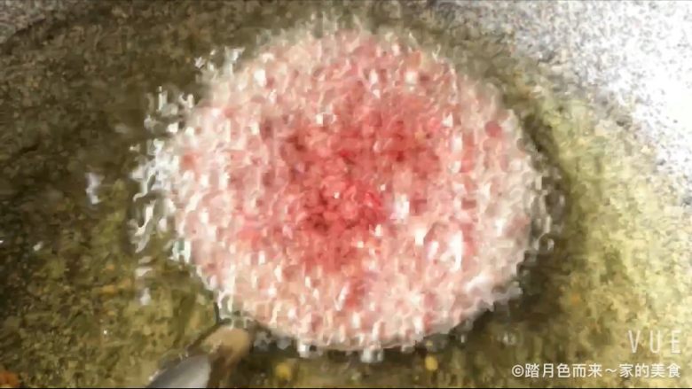 双色锅巴,这是加了红曲粉的锅巴在锅中起舞呢🤗