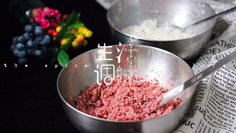 双色锅巴,泡发好的糯米、加入葱姜末和所有调料拌匀后、分成两分、一份里面加入红曲粉拌匀