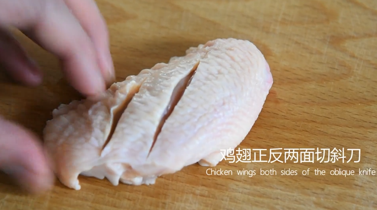 有秘方!又香又脆的香辣脆皮鸡翅,鸡翅正反两面切斜刀