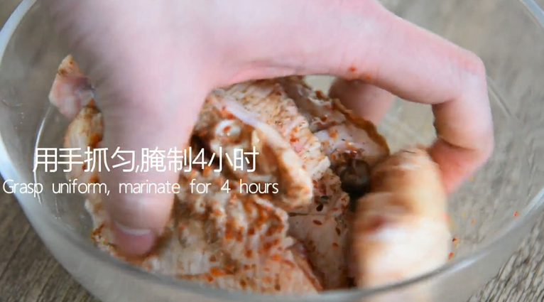 有秘方!又香又脆的香辣脆皮鸡翅,用手抓匀,腌制4小时使其入味