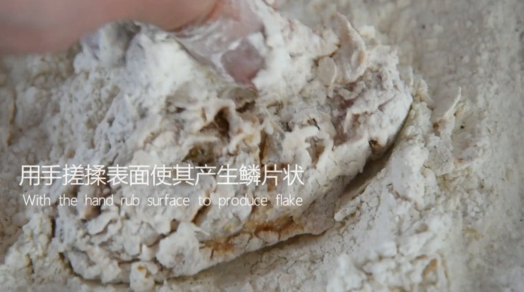 有秘方!又香又脆的香辣脆皮鸡翅,用手搓揉鸡翅表面使其产生鳞片状