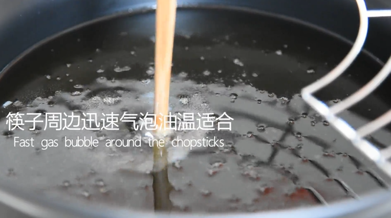 有秘方!又香又脆的香辣脆皮鸡翅,筷子周边迅速起泡油温合适