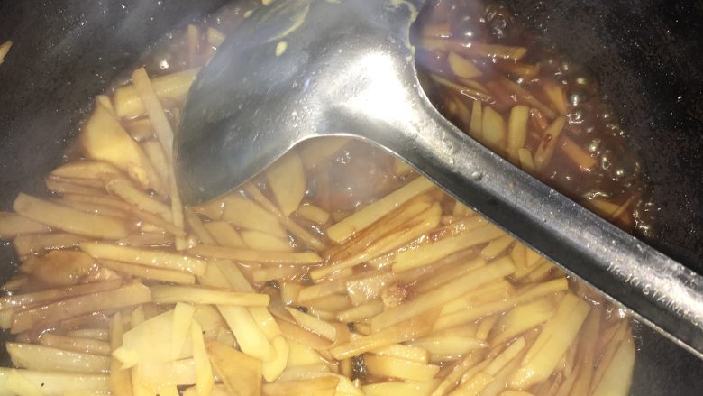 土豆丝卷饼
,锅中倒入油自己老抽翻炒