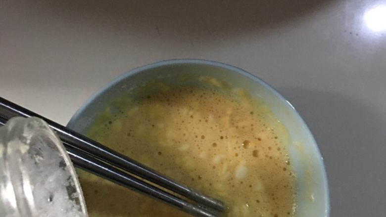 土豆丝卷饼
,倒入盐，鸡精