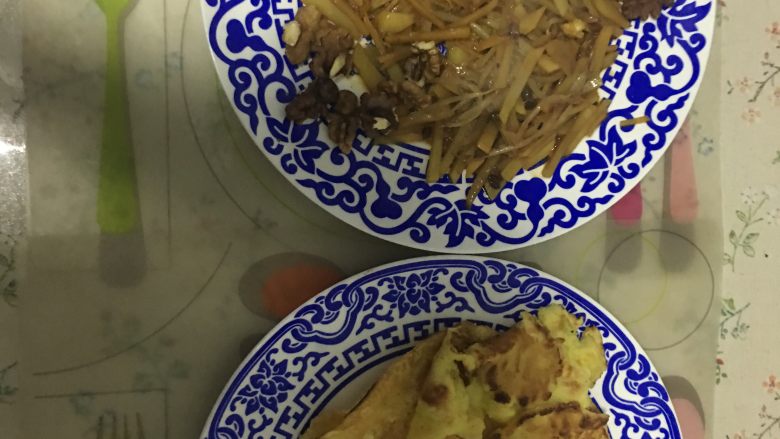 土豆丝卷饼
,因为自己吃所以卖相不好看，但是绝对够美味，很好吃哒，粉丝们可以尝试哦……