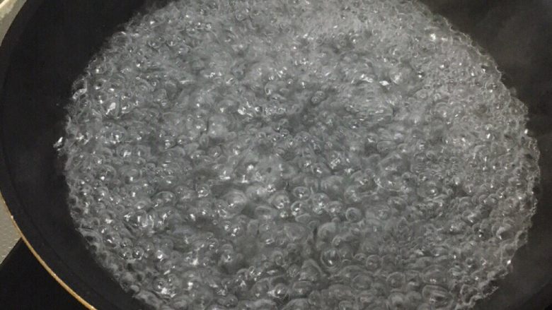 宝宝辅食-奶酪虾丸,起锅,加水烧开。