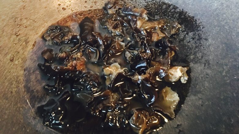 黑木耳鸡蛋炒刀豆,趁着其他食材还没有完全准备好,可以锅里加水,把洗净的黑木耳煮一下。