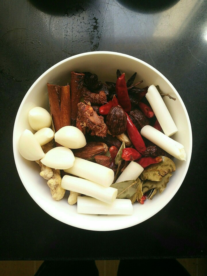 自制麻辣烫,准备好花椒,八角,草果,贵皮,良姜,香叶,干辣椒,干姜,蒜,葱段