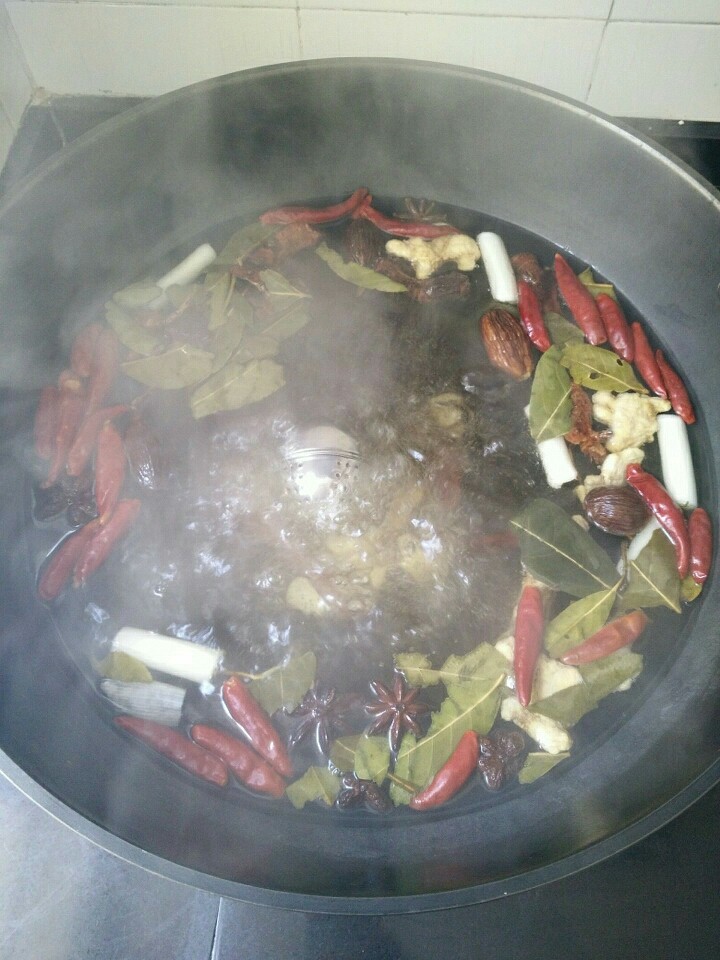 自制麻辣烫,待水烧开倒入锅内,小火慢炖,熬久一点才有味道