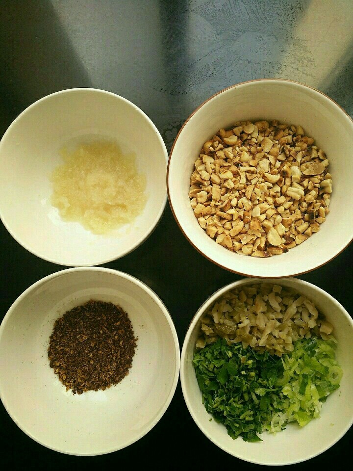 自制麻辣烫,蒜泥,花生碎,花椒粉,香菜,葱花,榨菜丁