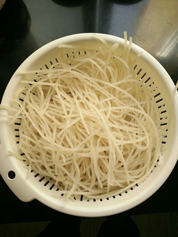 自制麻辣烫,没有添加食用胶的天然<a style='color:red;display:inline-block;' href='/shicai/ 525'>粉条</a>,我们自己做的