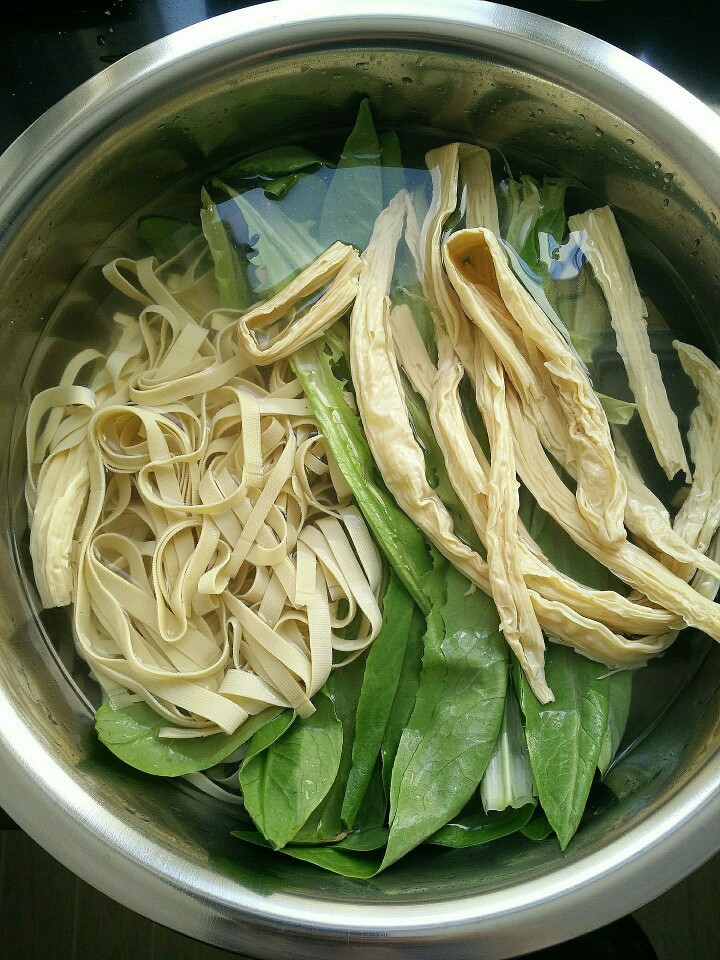 自制麻辣烫,爱吃什么煮什么,呵呵,煮熟后碗里放入鸡精,盐,醋,辣椒,花椒粉,花生碎,葱花,香菜末,最后淋上少许香油,味道不错哦,比外面买的干净多了。
