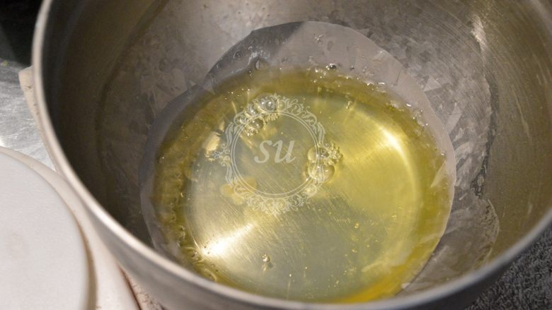 一个完美的戚风蛋糕是怎样炼成的,取出提前打好放入冷冻室冷藏的<a style='color:red;display:inline-block;' href='/shicai/ 1117'>蛋白</a>液。可以看到边缘有结冰,没有关系,我们要的就是它结冰!!滴入几滴柠檬汁(没有可以用食用白醋代替),打蛋器高速打发