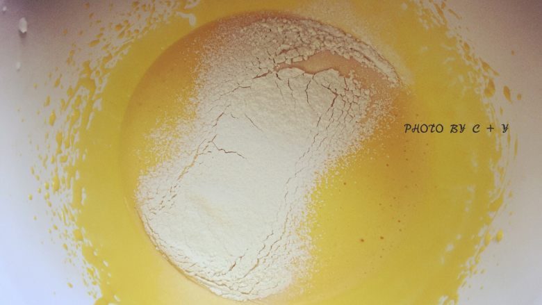 每一口都能吃到巴旦木的黑巧克力蛋糕,筛入蛋糕粉,用刮刀由下往上翻拌均匀。