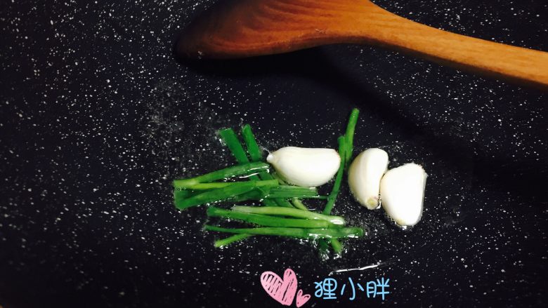 红烧排骨「新手必备」,锅内入少量的油,下入葱段和蒜瓣炒香