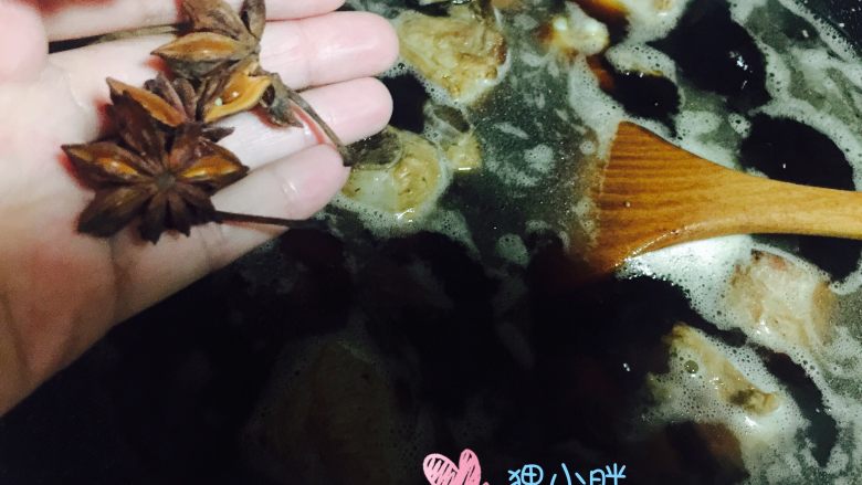 红烧排骨「新手必备」,大火烧开后加入大料,炖五分钟后转小火炖一个小时-一个半小时。然后大火收汁即可。家里如果有老人或者孩子,建议炖时间久一点。这样肉烂,适合孩子老人吃,都是年轻人的话,小火慢炖再加最后大火收汁足够入味了。。