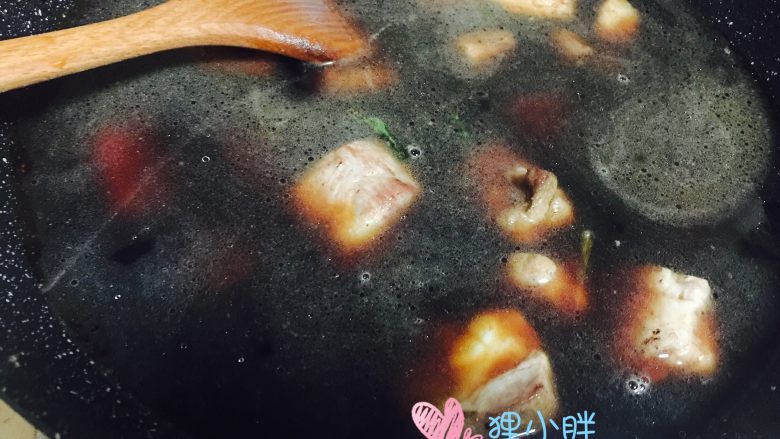 红烧排骨「新手必备」,加入适量的水,也是盖住排骨,大火烧开
