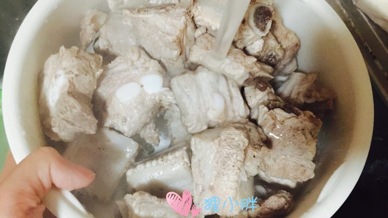 红烧排骨「新手必备」,捞出排骨过水冲掉浮沫,控干待用