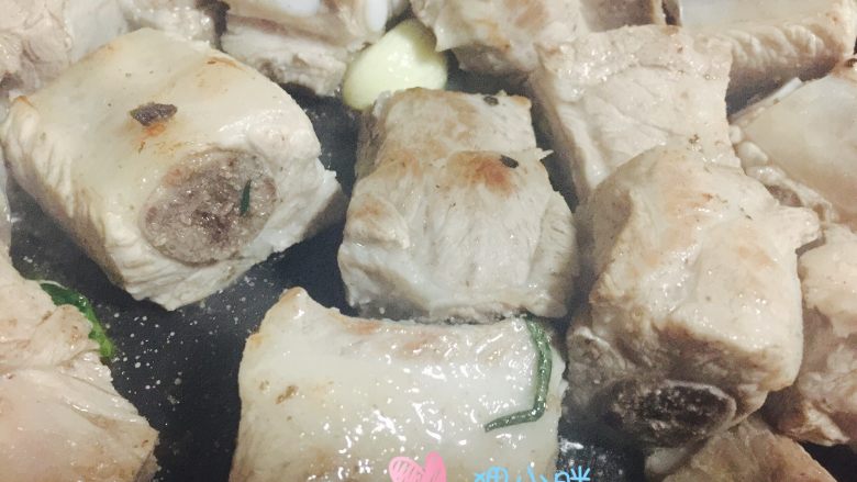 红烧排骨「新手必备」,烧至如图,排骨两面微黄