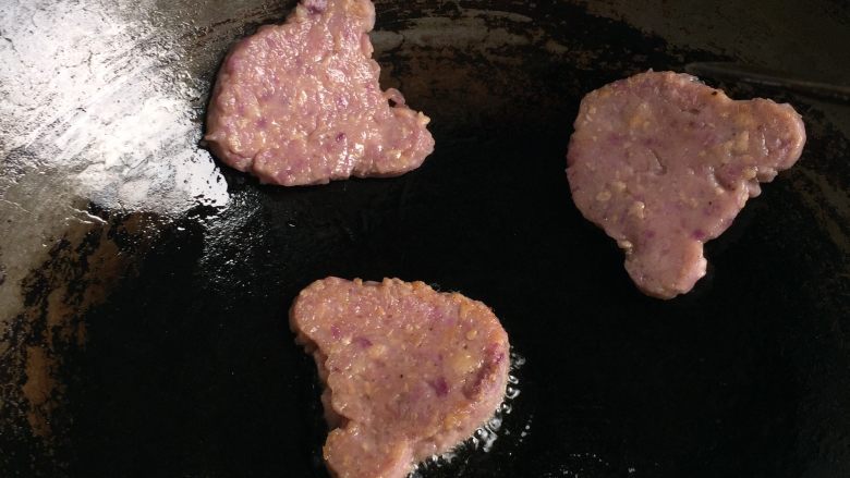 大薯肉煎饼,锅放油烧热,原本弄个小熊样子出来的!可不是很成功!后来直接放下去煎了!不用模具了!
