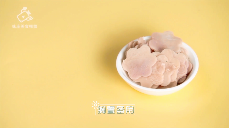 春游赏花便当,手残党也能轻松搞定,适量<a style='color:red;display:inline-block;' href='/shicai/ 438'>火腿</a>片,用樱花模具按压出花朵,备用;