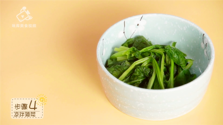 春游赏花便当,手残党也能轻松搞定,150g<a style='color:red;display:inline-block;' href='/shicai/ 117'>菠菜</a>焯水,沥干水分
