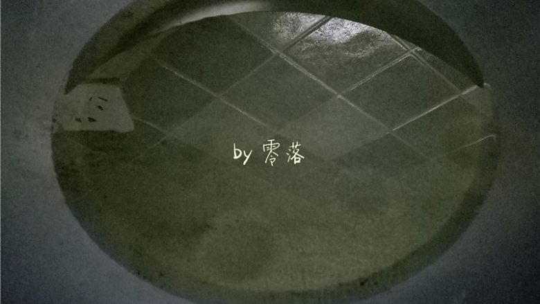 水煮带鱼,锅里倒入适量<a style='color:red;display:inline-block;' href='/shicai/ 857'>植物油</a>;油量比平时炒菜的油量多一点;