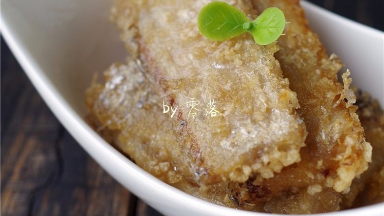 水煮带鱼,将煎好的带鱼盛出;
