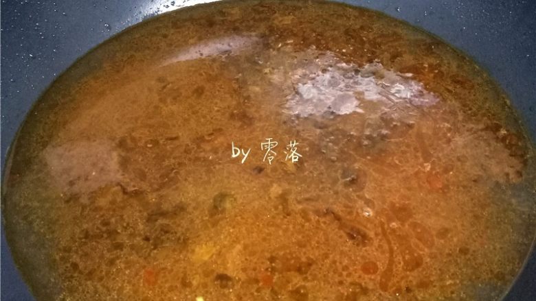 水煮带鱼,倒入两大碗清水;