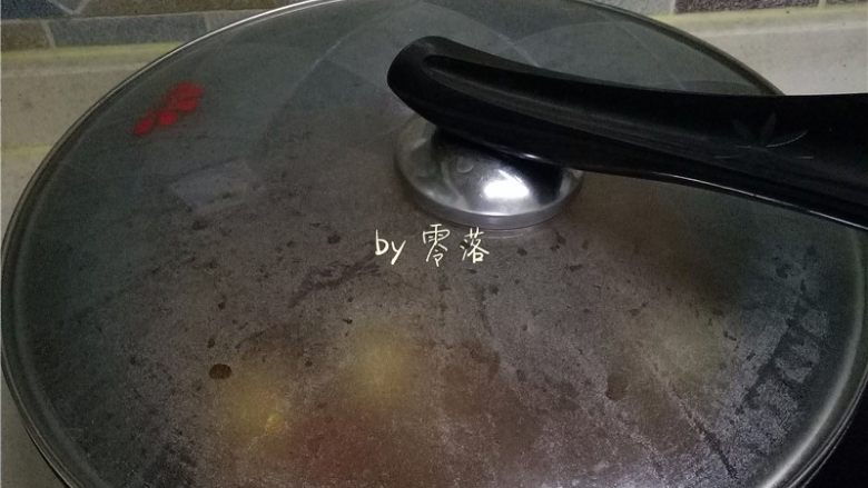 水煮带鱼,加盖,烧开;烧开后再煮5分钟左右;