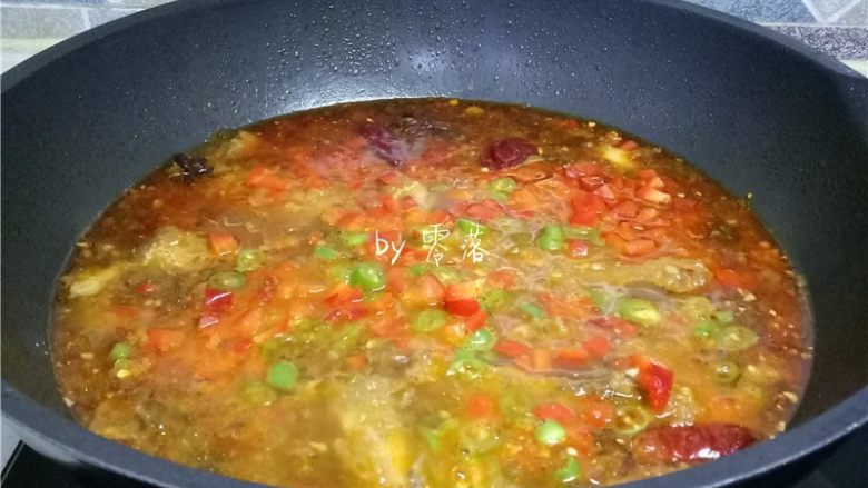 水煮带鱼,放入甜椒、二荆条,煮30秒关火;