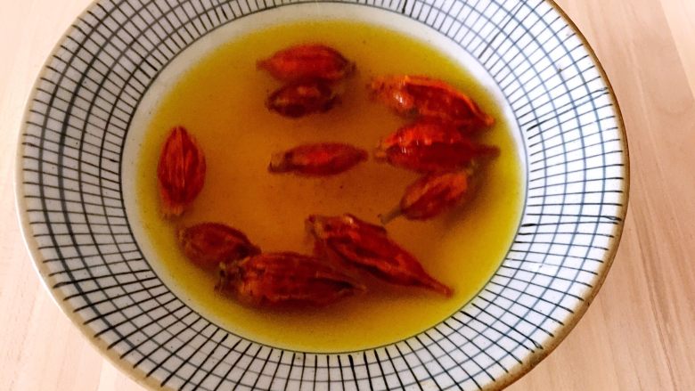 迷你小菠萝,栀子花用清水浸泡(和面时在煮开)