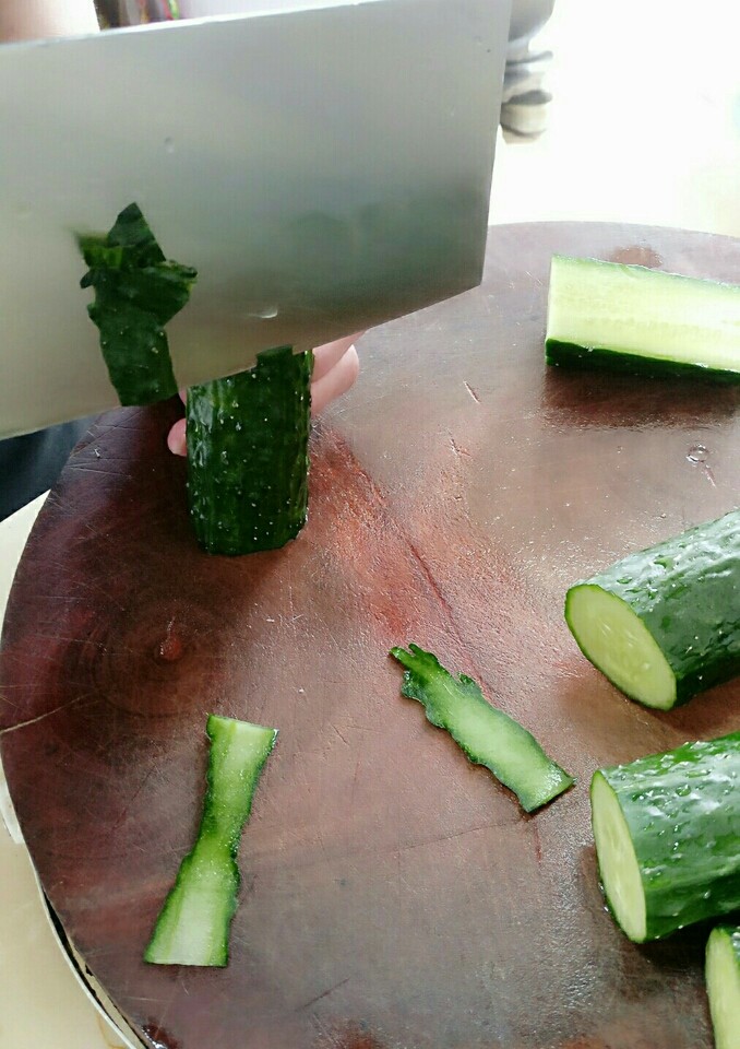 黄瓜船,底部切去一片,让黄瓜船能放平。