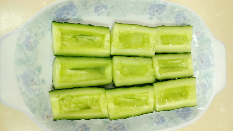 黄瓜船,中间挖个槽,做出黄瓜船的样子。