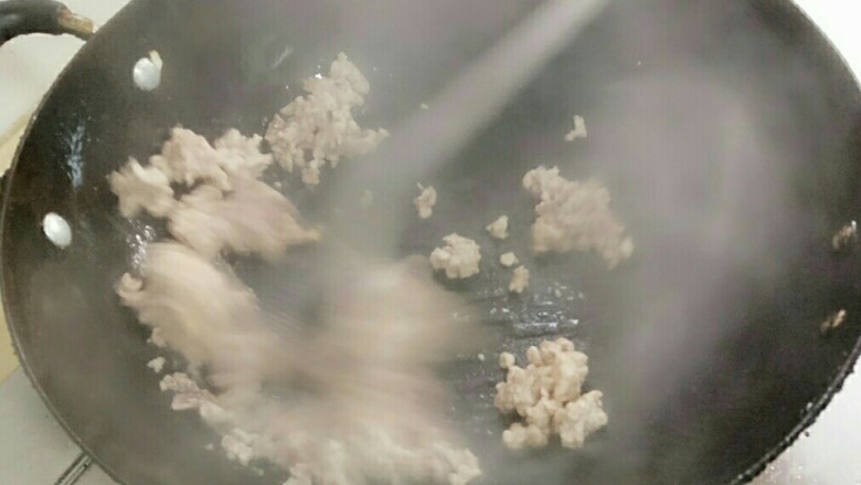 黄瓜船,热锅下油,入肉沫,翻炒倒散,至不见血色