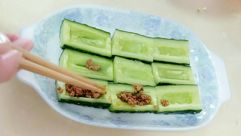 黄瓜船,肉沫炒好放进黄瓜船内,要塞实。